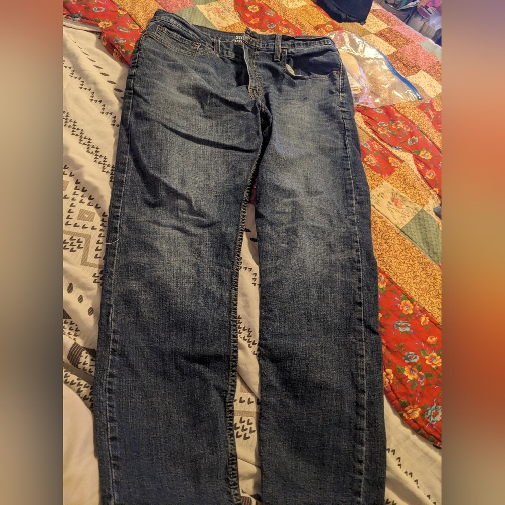 Levi's signature. 36 w. X 30 L. Slim. Men's